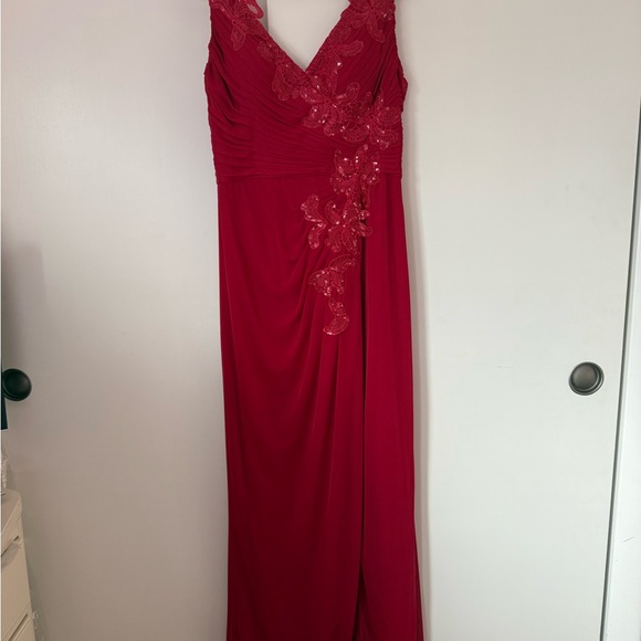 Adrianna Papel - Elegant Red Evening Gown - Picture 1 of 7